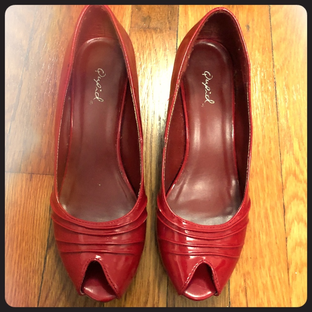 Red patent leather low wedge shoes